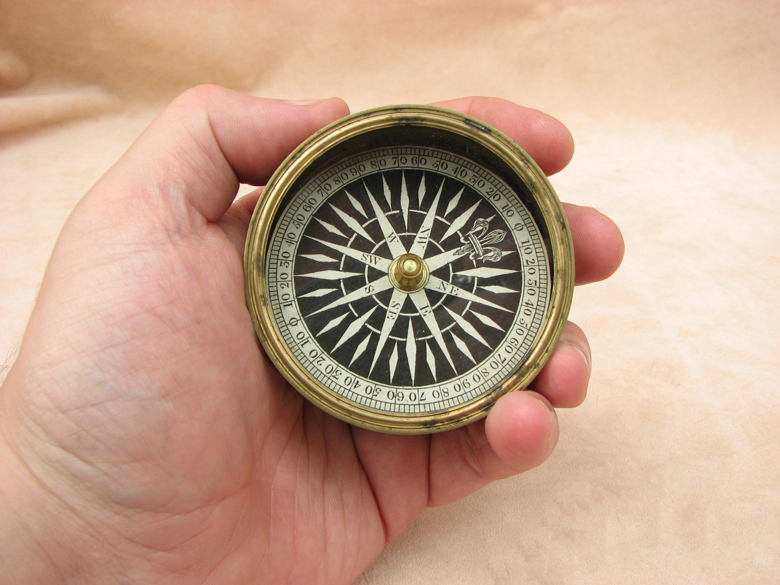 Early 19th Century Georgian Brass cased compass with lid